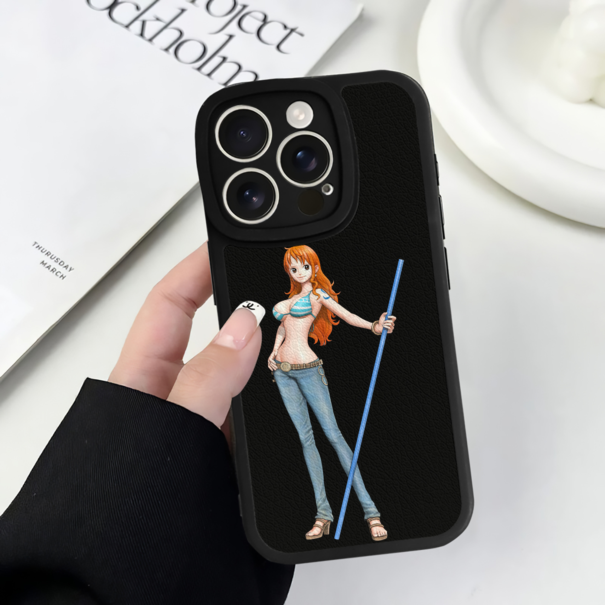（画像用） ワンピース ナミ ONE PIECE Nami 【iPhone 16シリーズ対応】シリコンスマホケース（レザー調） 材質：シリコン